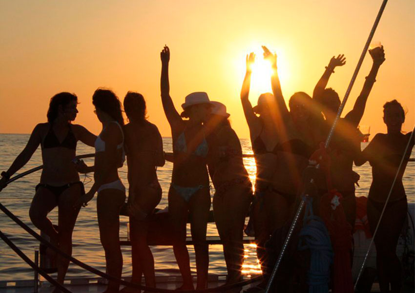 Organizar una despedida de soltera en barco Granada